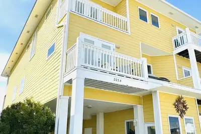 Image de Propriété 3br / 3ba avec vue sur le lagon, la plage et la piscine, disponible!