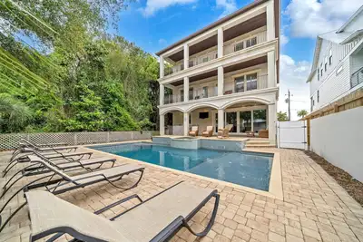 Image de Animaux acceptés, barbecue privé, grande piscine privée, accès à une plage privée!