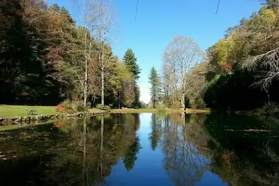 Image de Maison privée sur l'ancien camp d'été avec étang à truites, champs et plus