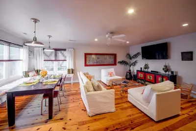 Image de Restez au-dessus du marché de Bert! Un pâté de maisons à la plage, un pâté de maisons à Center Street!