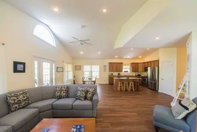 Image de 4e nuit gratuite - 4 Br / 3 Ba Lakeview à Grand Rivers - La seule ville sur les deux lacs