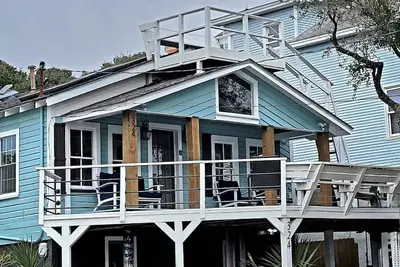 Image de Bungalow de charme avec vue sur la mer - Emplacement privilégié - À quelques pas de la plage