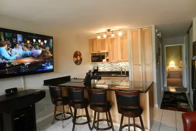 Image de Bingo! Tv 70 \". Maui Vista - Front de piscine, lit king-size extra-large et climatisation centrale divisée