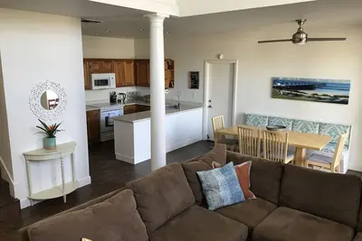 Image de Condo de plage élégant à quelques pas de l'océan et des boutiques. Vélos gratuits. Wifi.