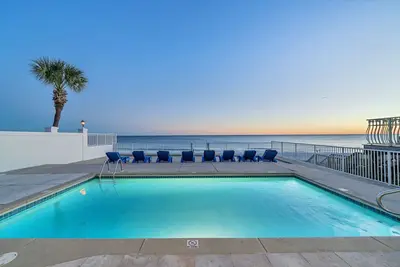 Image de Gulf Front avec grande piscine! 26 personnes! Beau barbecue à gaz!