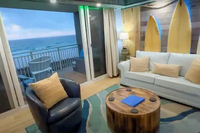 Image de Vous avez Vitamin Sea? —2ème étage — TRÈS près du parc de la jetée, 4 chaises de plage Gratuites, WiFi! !