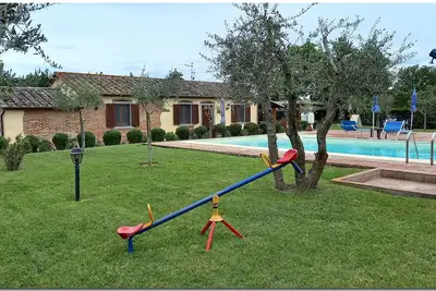 Image de \"Villino Cortona\" est une maison de vacances confortable dans la campagne.
