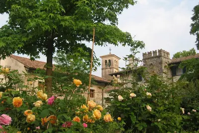 Image de Belle maison en pierre avec jardin, dans un château près de la plage et 1 heure de Venise - 3