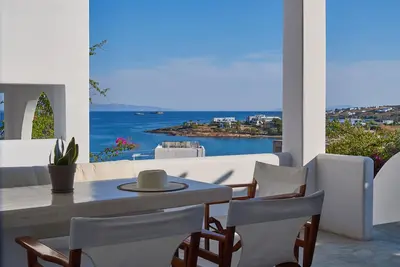 Maison de Dionysos avec vue imprenable sur la mer, à 50m de la plage de sable de Logaras