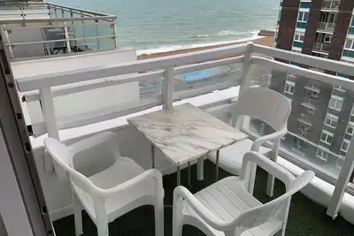 Image de Superbe front de mer appartement de 2 chambres, grande terrasse, balcon, vue incroyable vue sur la mer