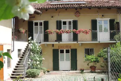 Image de Isolé avec terrasse et jardin entre art roman, calme et nature
