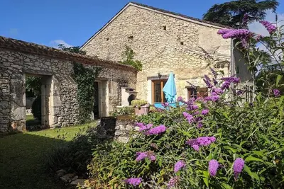 Image de Belle maison de campagne en pierre de 3 chambres avec piscine privée chauffée à Monflanquin