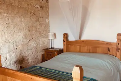 Image de Appartement traditionnel en pierre avec cour privée