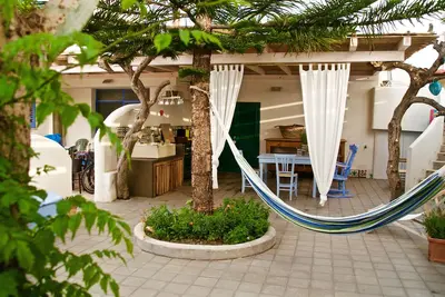 Image de Suttasali, maison de pêcheur sur la plage