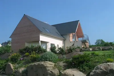 Image de Gite avec jardin entre terre et vue sur mer