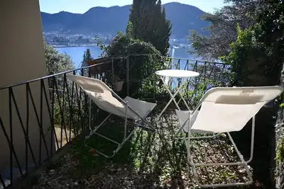 Image de Lake View Cozy Apartment with Small Garden