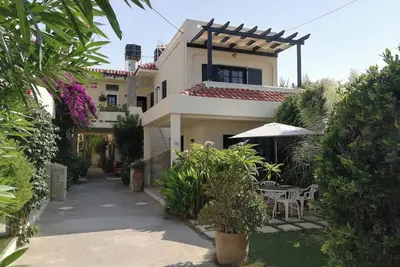 Image de Kokkini Hani: Charmant Appartement avec jardin, a 100 metres de la plage.