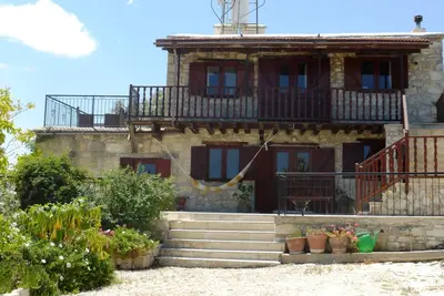 Image de Maison traditionnelle Jardin Terrasse sur le toit Vues spectaculaires Montagnes et littoral