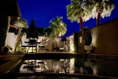 Image de Belle et romantique propriété du centre-ville avec piscine privée et spa