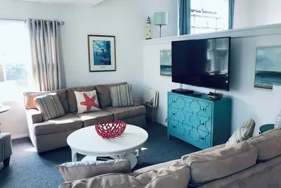 Image de Incroyable 3 chambres, 2 salles de bains Penthouse! 5 pâtés de maisons du phare. Ouvert juin et automne