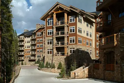 Image de Condo Ski-In Ski-Out 2br / 3ba avec vue sur la montagne!