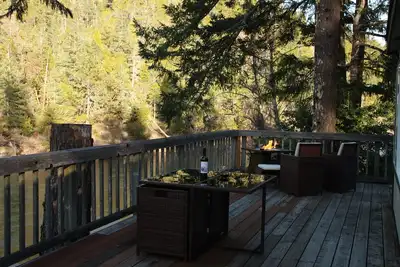 Image de Riverfront Home privé avec pont sur la magnifique rivière Smith - Côte Nord, Ca