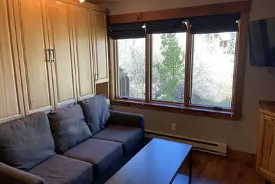 Image de Unité d'extrémité ski-in rénovée confortable. Foyer au bois. Jacuzzi. Marchez jusqu'à Lift et la ville