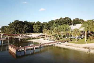 Image de Maison familiale au bord du lac avec plage de sable privée et belles vues sur le coucher du soleil