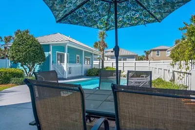 Image de 1/2 bloc de la plage, nouveaux meubles, 3 maîtres du roi, piscine chauffée, voiturette de golf