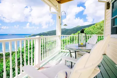 Image de House of Open Arms Cottage: Ac, vues sur l'eau vive, romantique, privé, !
