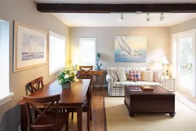 Image de 'Captain's Quarters' Waterfront Cottage sur le port de Fulford