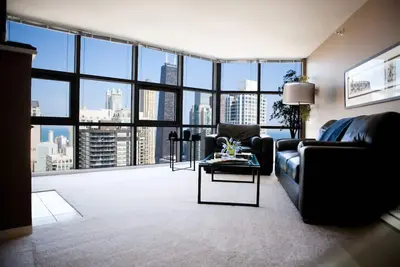Image de 52e étage MagMile Penthouse - Vues, cheminée, centre de fitness, piscine, WiFi