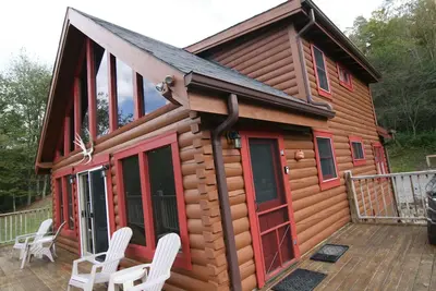 Image de 2 milles à raquette isolée Log Cabin 3br sur 9 acres Hot Tub Waterfall