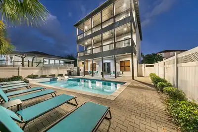 Image de Maison élégante et moderne, très unique, grande salle de jeux et deux salons!