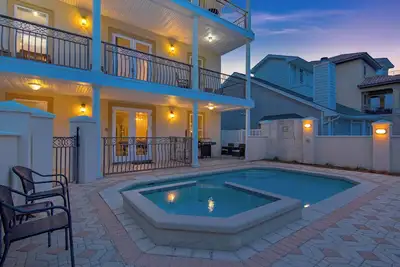 Image de Piscine privée, à quelques pas de la plage! Grill / Fire Pit, 27 personnes!