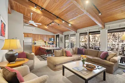 Image de Vues de la montagne Aspen: grande lumière, bains à remous, foyer au gaz, rénovation récente