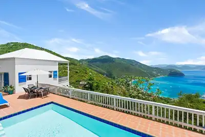 Image de Spacieuse villa avec piscine et des vues spectaculaires à proximité des plages