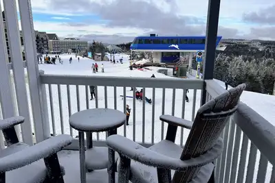 Image de La tache douce! Pente et Mtn. view in Best location, Ski In / Out