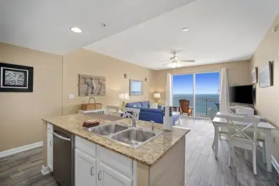 Image de Sterling Reef Beachfront Condo / Beach Service Inclus