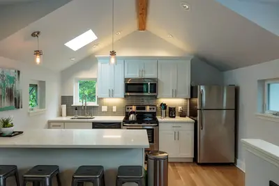 Image de Nouveau Stand Alone Private Backyard Cottage - A / C, blocs au zoo, ligne de bus, café