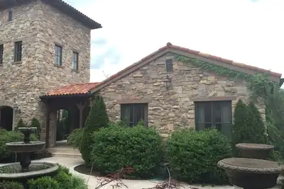 Image de Villa toscane avec cour privée à Briarbrook (près de l'aéroport régional de Joplin)