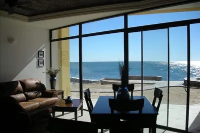 Image de Ocean Front 1er étage 2 Br / 2 Ba Condo avec vue imprenable!