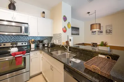 Image de Superbe Condo près de toutes les attractions dans une communauté fermée.