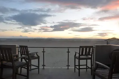 Image de Maison Moderne Oceanfront 4 Bd 3 Ba - 180 ° Vues Sur L'OCÉAN Non OBSTRUÉES! !