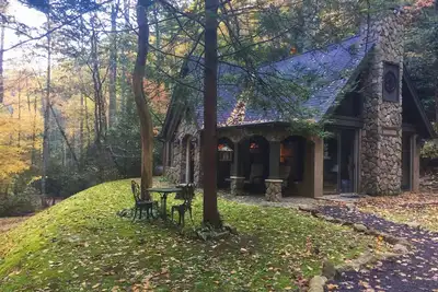Image de Luxury Story Book Cottage 5 acres isolés de forêt luxuriante et de flux * paisible *