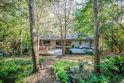 Image de The Zen Retreat. . Une escapade urbaine avec une cuisine de rêve entièrement rénovée