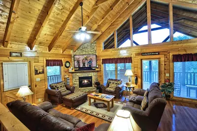 Image de Yeti's Retreat - Propriétaires privés / emplacement parfait / grande terrasse / salle de jeux / bain à remous