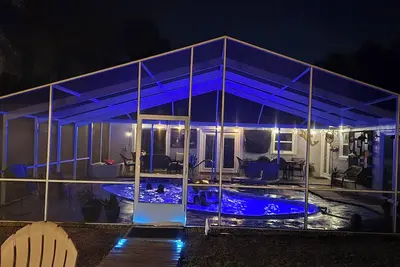 Image de Beau front de mer 3/2 récemment mis à jour avec piscine filtrée et chauffée * Kayaks *