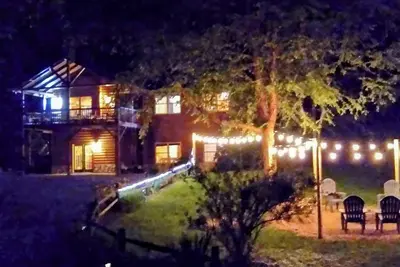 Image de Châtaignier Lodge, près d'Asheville, Nc, se trouve dans un quartier calme et boisé de Weaverville.