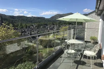 Image de AOÛT Semaine à gauche! @ 1110 £! . . . incroyable balcon vue parking piscine. / Spa Ambleside